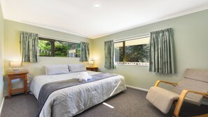 2 bedrooms, WiFi, bed sheets - Tepuia Cottage - Havelock Holiday Home (Picton)