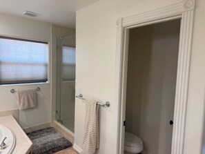 Dusche, Handtücher, Seife, Toilettenpapier