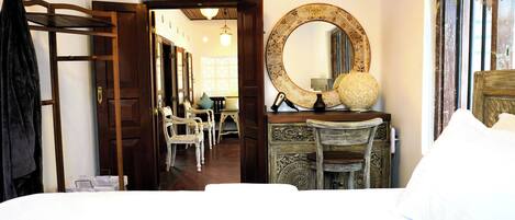 3 habitaciones, tabla de planchar con plancha, internet y ropa de cama