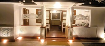 Elegant Accommodate - Comfortable Amenities - Prime Location - Delightful Dining