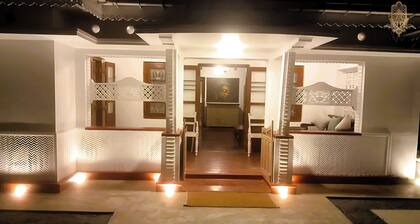 Elegant Accommodate - Comfortable Amenities - Prime Location - Delightful Dining