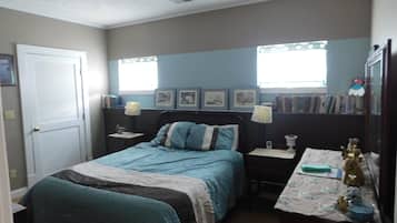 3 bedrooms, iron/ironing board, internet, bed sheets