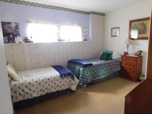 3 bedrooms, iron/ironing board, internet, bed sheets