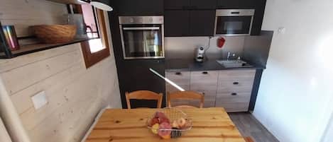 Réfrigérateur, four à micro-ondes, un four, lave-vaisselle