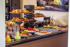 Free daily buffet breakfast
