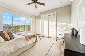 4 habitaciones, tabla de planchar con plancha, wifi y ropa de cama 