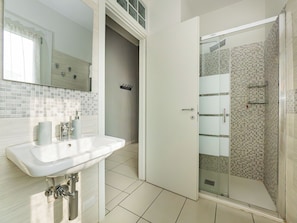 Dusche, Haartrockner, Bidet, HandtĂŒcher