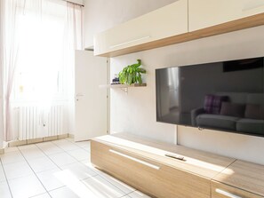 Smart TV - Situated between lake and mountains a spacious one-bedroom apartment elegant and modern (Lecco)