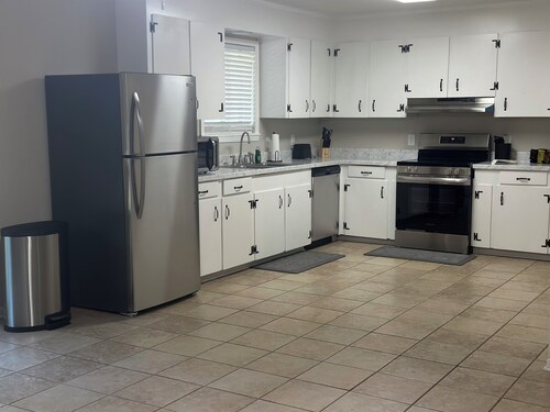 3BR Midtown Stay! Located on USM Campus!!  Perfect for Game Days and Getaways
