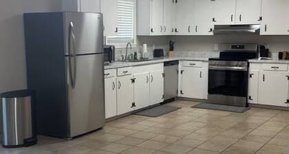 3BR Midtown Stay! Located on USM Campus!!  Perfect for Game Days and Getaways