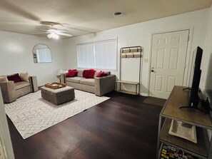TV - 3BR Midtown Stay! Located on USM Campus!! Perfect for Game Days and Getaways (Hattiesburg)