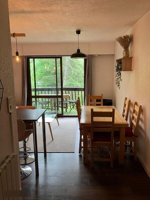 Dining - 340m from ski slopes, 1st floor, balcony, parking, tv, ski locker, 34m², Valloire (Valloire)