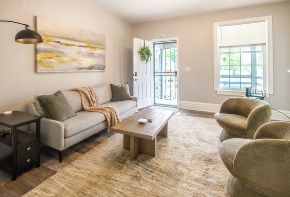 Living area - Charming townhome in central Columbus, Childrens Hospital, Olde towne east, pets (Columbus)
