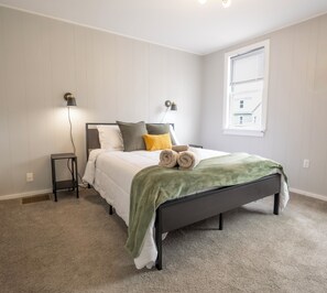 Een bureau, een strijkplank/strijkijzer, reisbedje, gratis wifi