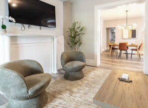 Living area - Charming townhome in central Columbus, Childrens Hospital, Olde towne east, pets (Columbus)