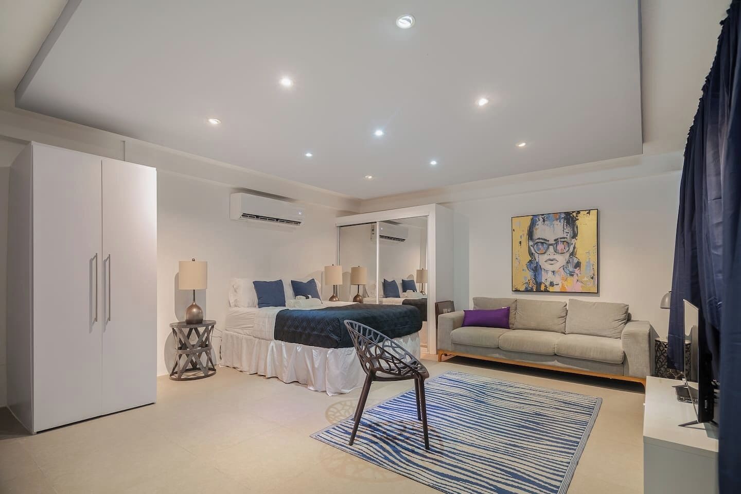 1 habitación, caja de seguridad en la habitación y escritorio 