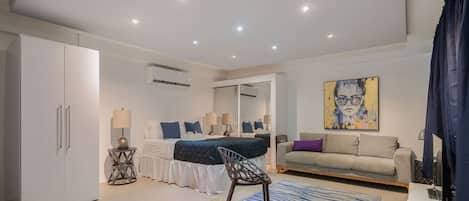 Pengeskab på værelset, skrivebord, strygejern/strygebræt, weekendseng