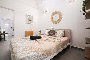 1 habitación, caja de seguridad en la habitación y escritorio 