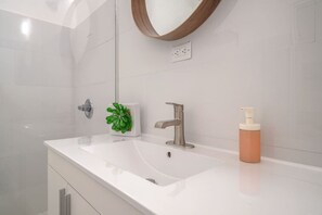 Secadora de cabello, toallas, jabón, shampoo 