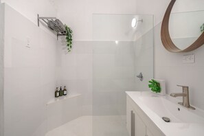 Een haardroger, handdoeken, zeep, shampoo