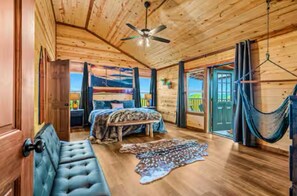 6 bedrooms, desk, iron/ironing board, travel crib