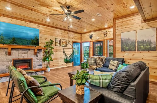 ❤️❤️ BRAND NEW-In-Cabin Heated Pool-Arcade- Easy Drive- Sleeps 33 ❤️❤️