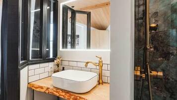 Dusche, umweltfreundliche Kosmetikartikel, Haartrockner, HandtĂŒcher