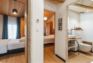 3 bedrooms, iron/ironing board, travel cot, Internet