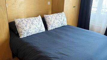 3 chambres, fer et planche à repasser, lit de bébé portatif