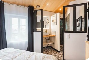 3 bedrooms, iron/ironing board, travel cot, Internet