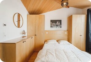3 habitaciones, tabla de planchar con plancha, cuna de viaje y internet 