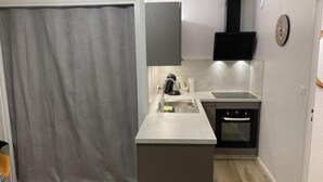 A compact kitchen with a built-in oven, a sink, and a small countertop. - 230m from ski slopes, 1st floor, balcony, tv, ski locker, 32m², Valloire (Valloire)