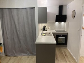 Kjøleskap, mikrobølgeovn, ovn og oppvaskmaskin