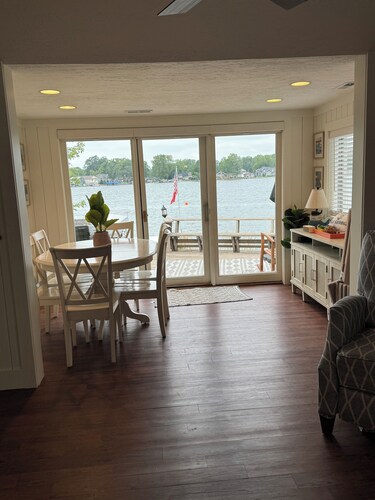 Cozy Lakefront Cottage With Breathtaking Sunsets!