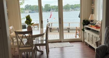 Cozy Lakefront Cottage With Breathtaking Sunsets!