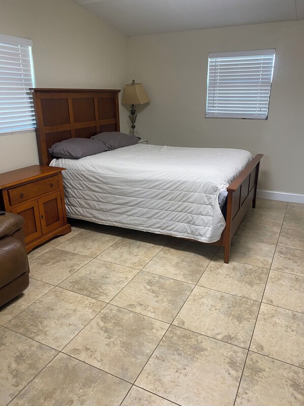 1 chambre, fer et planche à repasser, accès à Internet, literie fournie