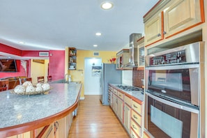 Fridge, microwave, stovetop, dishwasher
