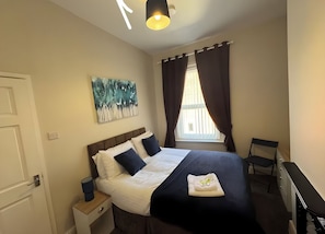 3 bedrooms, iron/ironing board, Internet, bed sheets - 3 Bed Preston Stay | Parking | Garden | Sleeps 5 (Lancashire)