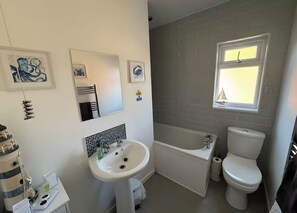 Hair dryer, towels - 3 Bed Preston Stay | Parking | Garden | Sleeps 5 (Lancashire)