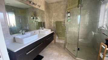 Douche, sĂšche-cheveux, serviettes fournies, savon