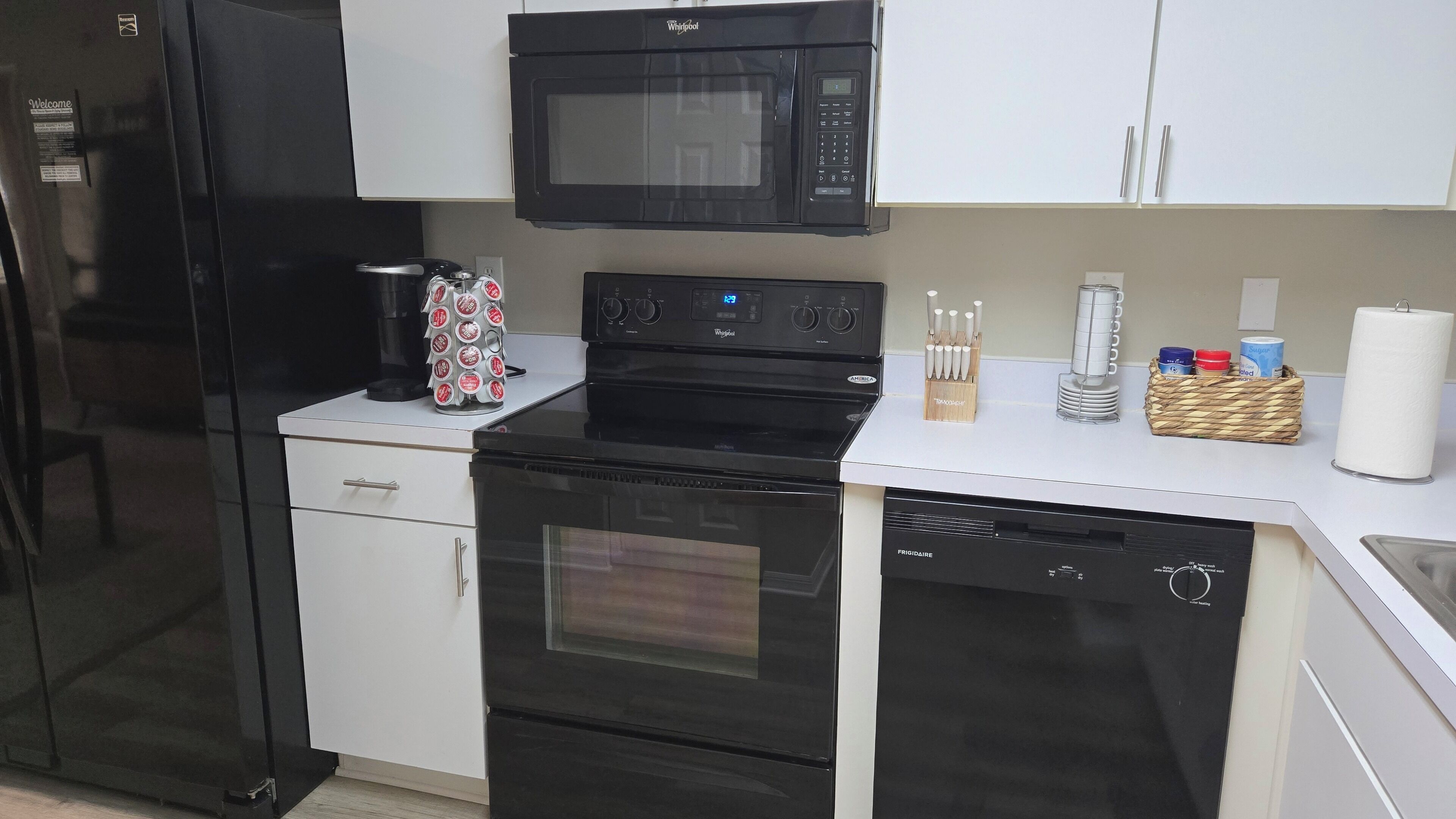 Een koelkast, een microgolfoven, een oven, een kookplaat