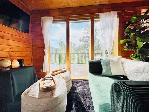 Cozy Boutique Mtn Cabin, Hot Tub, Views, Privacy, Dogs OK, Sleeps 1 to 4 guests