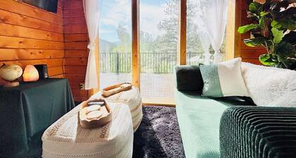 Cozy Boutique Mtn Cabin, Hot Tub, Views, Privacy, Dogs OK, Sleeps 1 to 4 guests