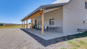 A single-story building with a covered patio area featuring outdoor seating. - Between Bryce Canyon & Zion: Hiker's Paradise! (Hatch)