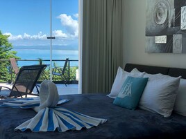 Minibar, caja de seguridad en la habitación y decoración personalizada 