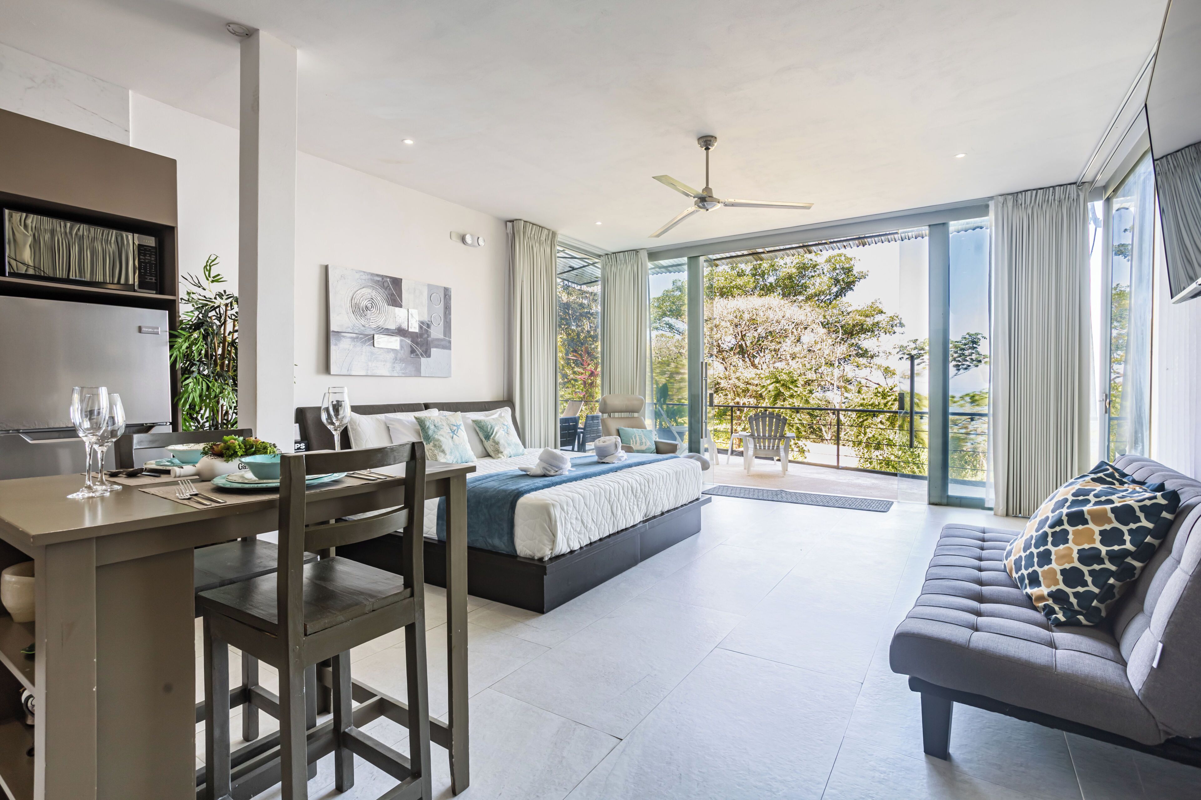 ميني بار وخزنة داخل الغرفة وبديكورات فريدة لكل غرفة وستائر تعتيم