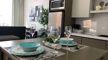 Superior Suite, Ocean View | In-room dining