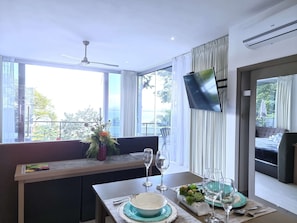 Superior Suite, Ocean View | In-room dining