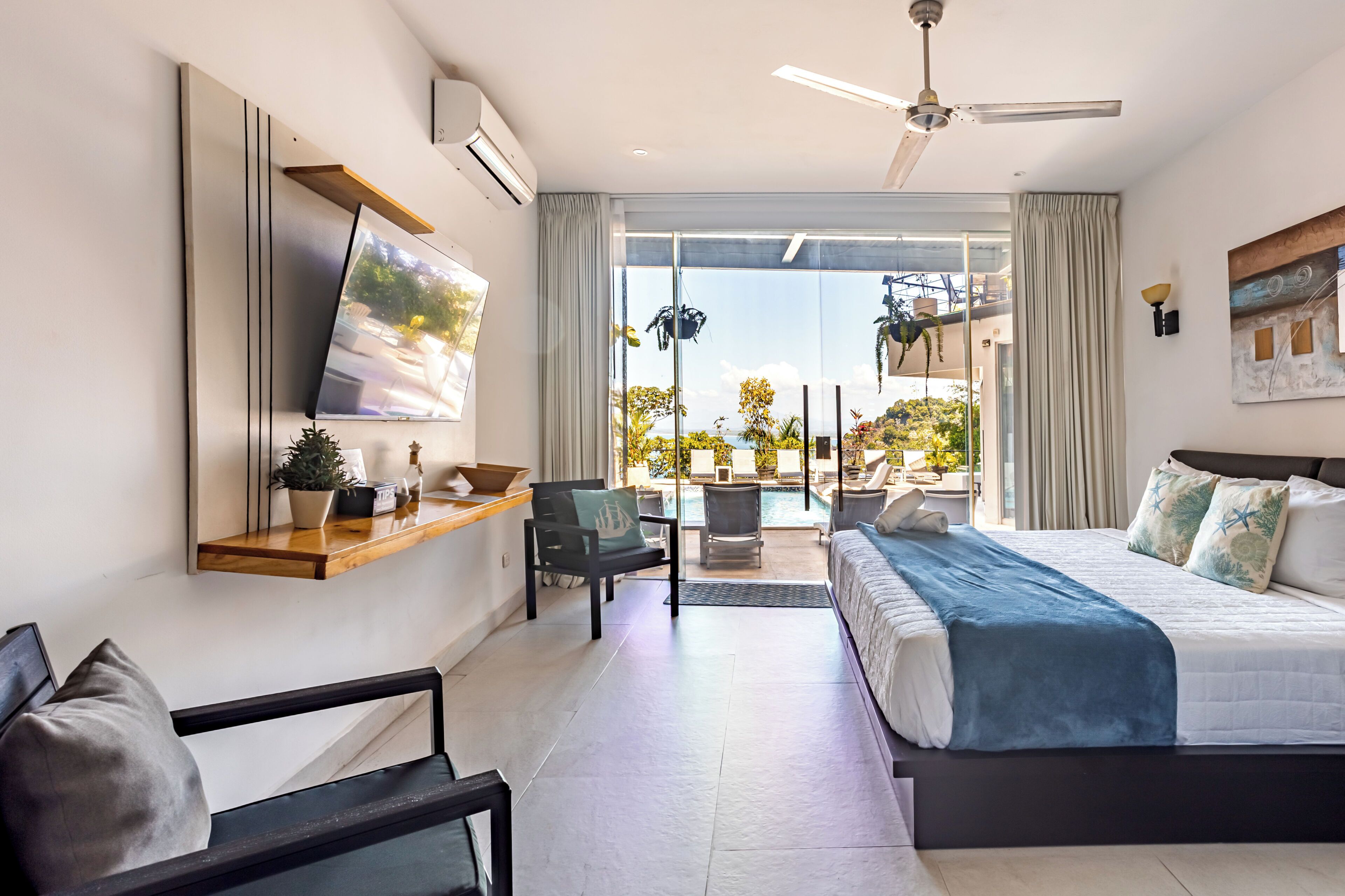 ميني بار وخزنة داخل الغرفة وبديكورات فريدة لكل غرفة وستائر تعتيم