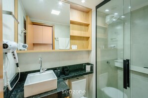 Basic Apartment | Bathroom | Shower - ONE - Studios in Piata, 230m From the Beach (Salvador)